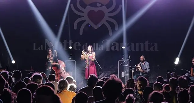 Notte della Taranta, ecco perché vanno tutti pazzi per il ballo che “pizzica” il dialogo