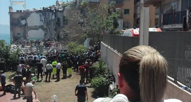 Torre Annunziata, il crollo: nelle mani dei volontari, cuore e speranza della città