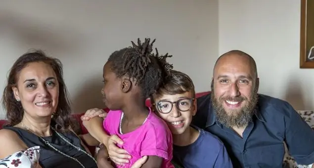 La piccola Faada, musulmana, accolta in una famiglia cattolica