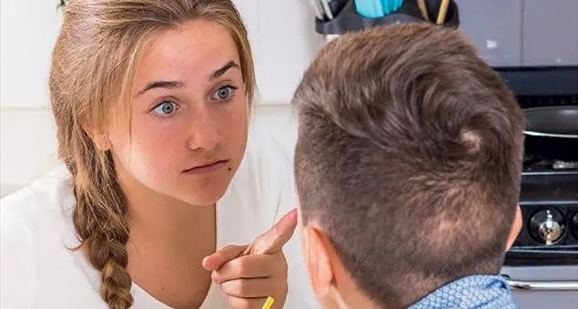 Tra due figli solo botte e insulti, e i genitori li educano a parolacce