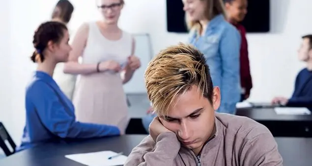 Nostro figlio timido ammutolito e con gli occhi bassi. Come farlo aprire?