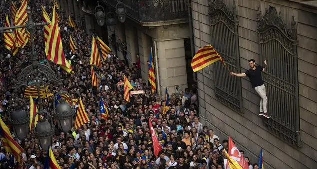 Catalogna proclama l'indipendenza e Madrid scioglie il Parlamento di Barcellona