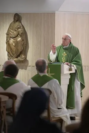 Il Papa: «Anche tanti corrotti si dicono cristiani ma c’è un fiuto per non finire nella corruzione»