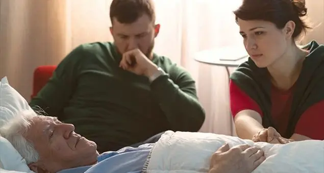 Stava per morire solo, ma due vicini gli hanno voluto bene giorno e notte