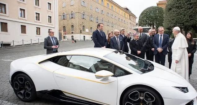 Il Papa e la Lamborghini: quando la carità viaggia in fuoriserie