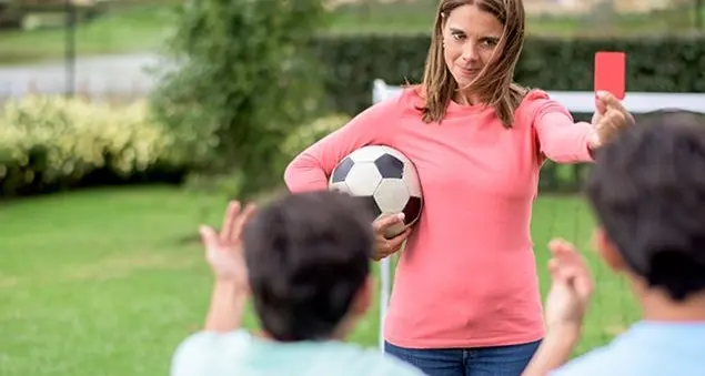 Quegli insulti volgari a bordo campo di mamma e papà