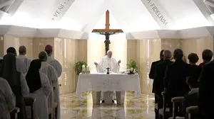 Il Papa: «Guardiamo dall’alto in basso solo per aiutare il prossimo ad alzarsi»