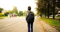 Uscire soli da scuola: la legge è in arrivo