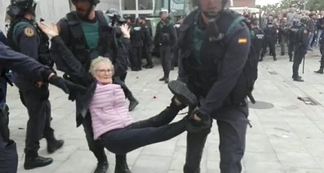 Barcellona, alle urne tra le cariche della polizia