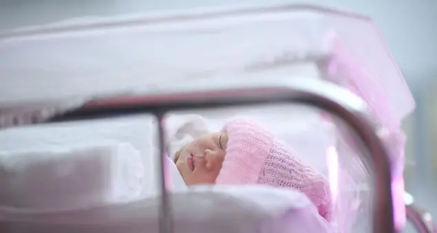 Abbandonata bambina down di cinque mesi