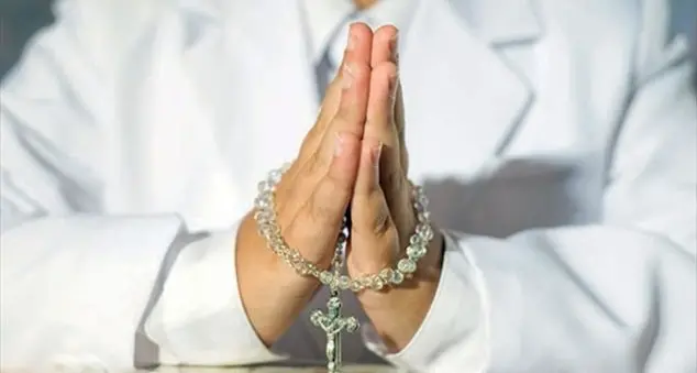 A Messa come a scuola con il parroco che chiede le \"presenze\"