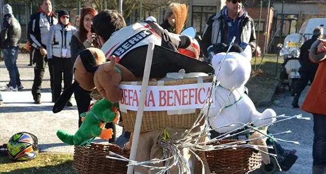 A Cesano Boscone la befana arriva in moto. Per fare del bene