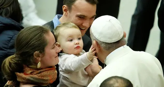 Il Papa: «Ecco l’aria che i bambini respirano: esser competitivi, aggressivi, duri. Scuola e famiglia, rimediate»