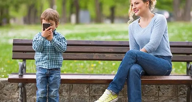 Quel bimbo precoce che pretende subito lo smartphone