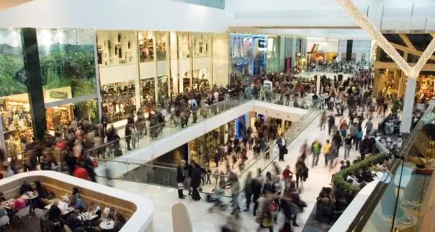 Negozi sempre aperti, contano di più gli affari o la famiglia?