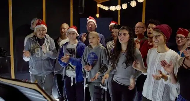 I ragazzi dell'Istituto tumori sfidano Fedez a suon di... palle di Natale