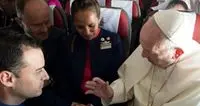 Il Papa a sorpresa sposa due assistenti di volo in aereo