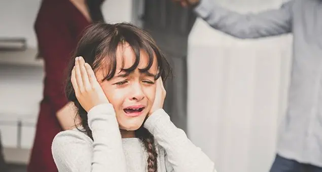 «Nostra figlia piange quando litighiamo. Deve gestire la rabbia!»