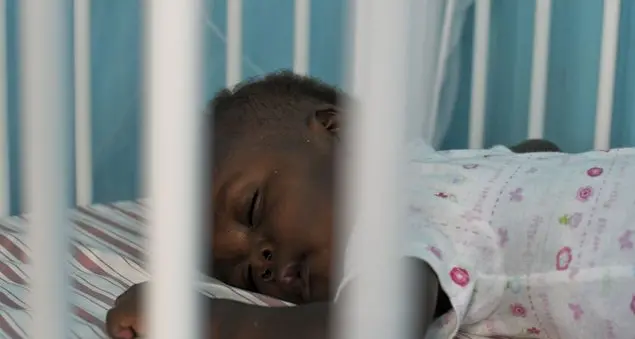 Adozioni internazionali in calo, meno bimbi per le coppie italiane