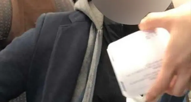 Il migrante sul treno senza biglietto: notizia falsa, razzismo vero