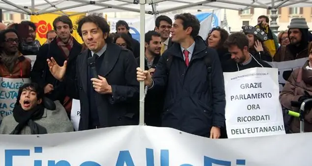 Monsignor Angelelli: «Lo sbaglio sulle Dat: no all'\"eutanasia giuridicamente tollerata\"»