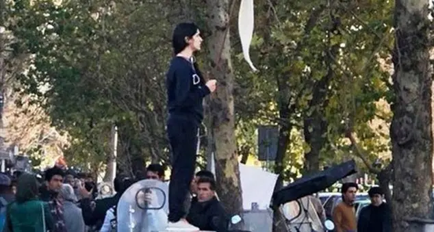 La ragazza di Teheran: libera di togliere il velo