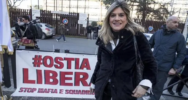 Nuove minacce alla giornalista Federica Angeli: «Ma io rimango qui a schiena dritta»