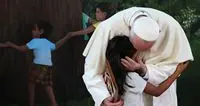 «Perché mamma mi ha abbandonato?»: il Papa risponde agli orfani