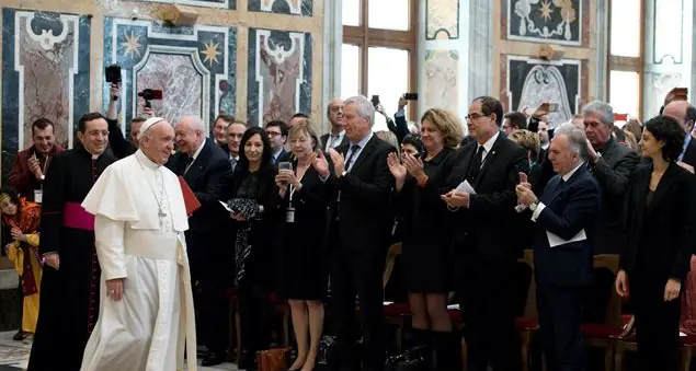 Il Papa: «Cari politici, non rassegnatevi mai alla disparità sociale»