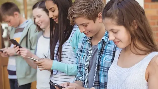 Genitori che \"spingono\" per lo smartphone: «Devi sapere cosa fanno i figli»