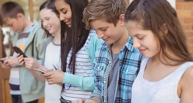 Genitori che \"spingono\" per lo smartphone: «Devi sapere cosa fanno i figli»