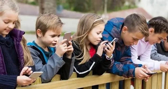 Giusto vietare whatsapp ai minori di 16 anni?