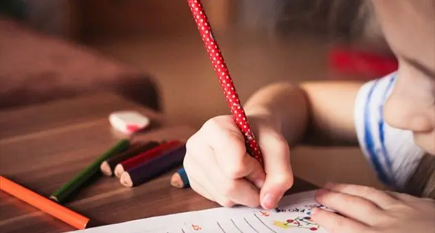 «Mia figlia: 8 anni di scuola senza insufficienze, ma ancora non usa le doppie!»