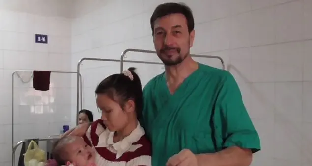 Il dottore della bellezza al servizio dei bambini