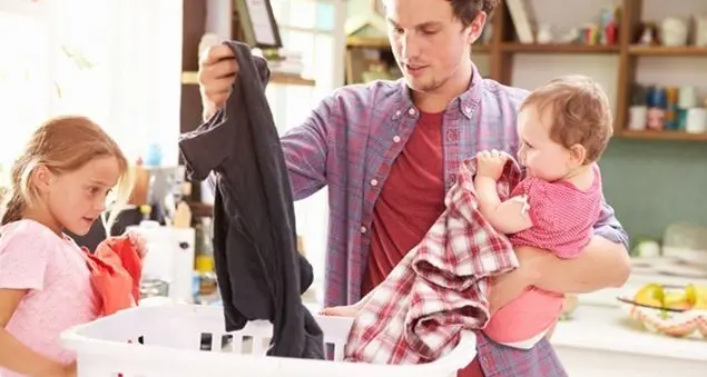 I papà millennials? Non sono diversi dalle mamme...