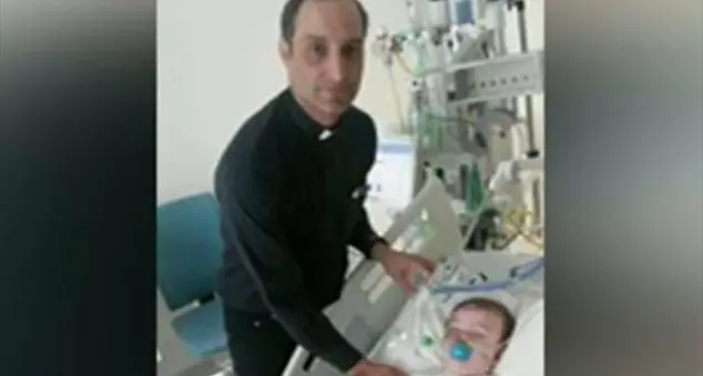 Don Gabriele Brusco: «Così ho pianto e pregato con i genitori di Alfie»