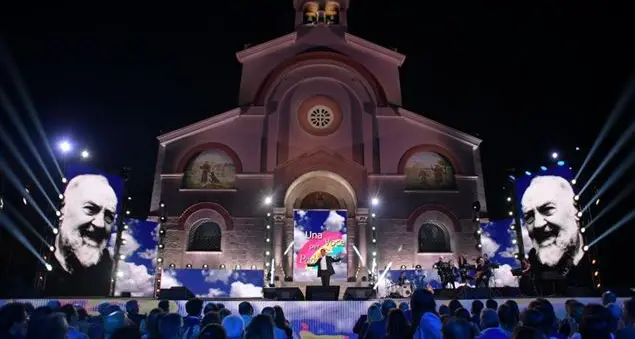 Tiberio Timperi conduce \"Una voce per padre Pio\"