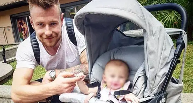 Una foto sui social pro vaccini.. e lo coprono di insulti