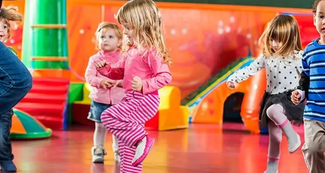 Si può chiedere a un bimbo di 21 mesi di star seduto due ore?