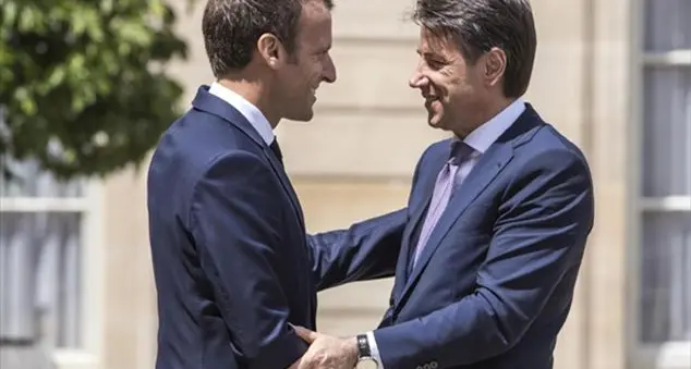 Vertice Francia-Italia: Macron e Conte, dallo scontro ai sorrisi