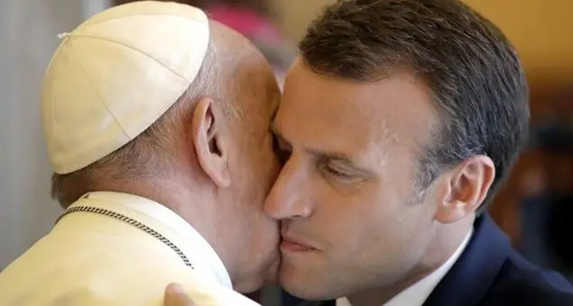 L'abbraccio tra Macron e Francesco