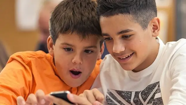 Contro i porno sui cellulari dei bimbi, la poesia della sessualità