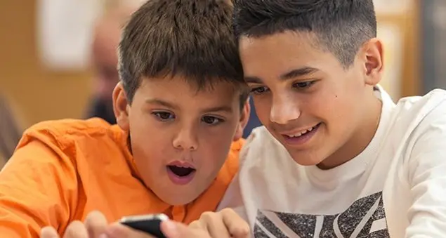 Contro i porno sui cellulari dei bimbi, la poesia della sessualità