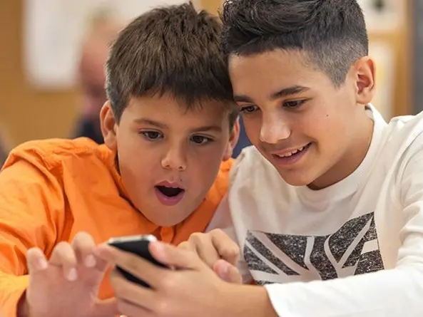 Contro i porno sui cellulari dei bimbi, la poesia della sessualità