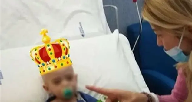 Elena Santarelli saluta un bambino malato di tumore come suo figlio Jack