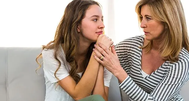 Mia figlia adolescente mi fa domande su convivenza e aborto e io vado in crisi