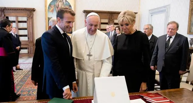 «Diario di un curato di campagna», il dono di Macron a Francesco
