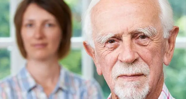 Un padre vecchio, solo e odioso mette alla prova la carità cristiana