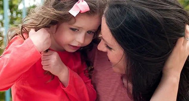 La mia bimba, matura all'asilo, rabbiosa in casa