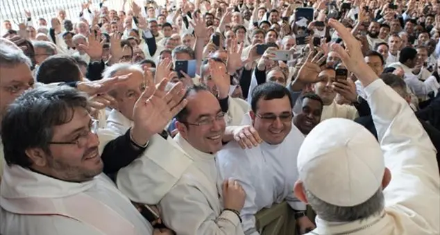 «Il sacerdote è un padre, i preti zitelloni fanno male alla Chiesa»